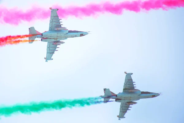 Einreihige Formation einer Gruppe russischer Kampfflugzeuge, die hoch am blauen Himmel fliegen und während der Flugshow eine blau-weiß-rote Rauchspur hinterlassen . — Stockfoto