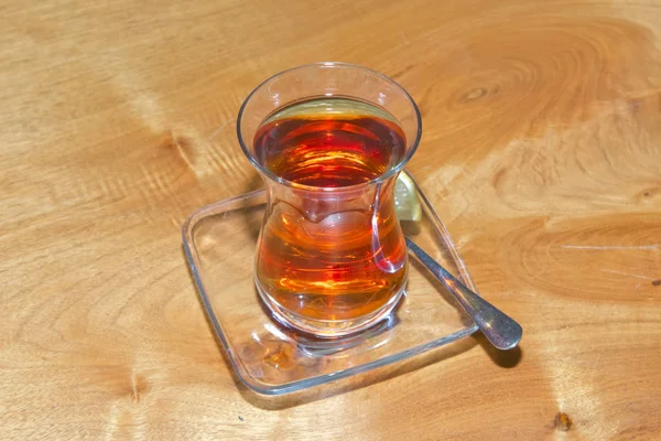 Tee in Azerbaijani traditionellen Armudu birnenförmigen Glas. Azerbaijan Schwarztee mit Vintage-Holztisch. schwarzer türkischer Tee in Birnenform Glas, traditioneller azerbaijani aromatischer Tee in Armuduschale . — Stockfoto