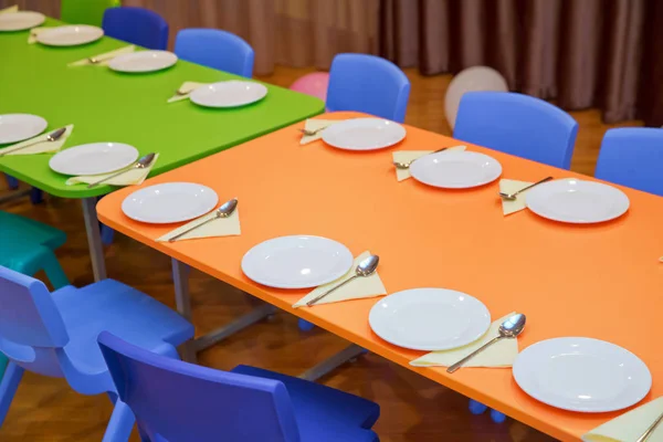 Kindermeubels en speelgoed in de kleuterschool. kleuterschool klasse met de groene stoelen en kleine tafels. School kleuterklas kinderkamer eetkamer . — Stockfoto