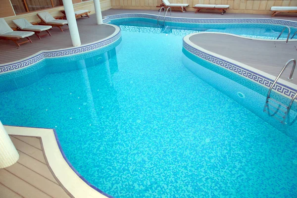 泡泡池 3 .欣赏带碧绿清水的游泳池。游泳池与明亮的蓝色水。空在户外，顶视图。美丽的酒店使用，游泳 — 图库照片