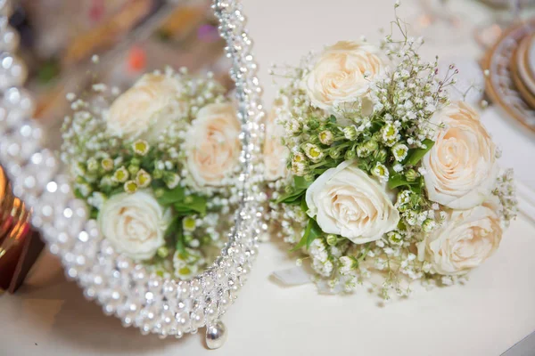 穿上婚纱玫瑰的镜子是镜子。婚礼玫瑰的反面落在镜子里. — 图库照片