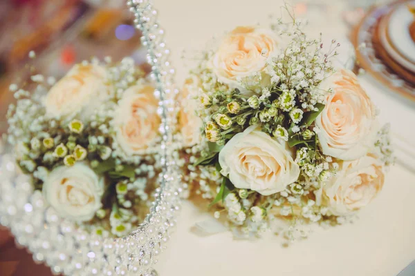 Jurk de trouwjurk. De spiegel van de roos is spiegel. het tegenovergestelde van Wedding Roses valt in de spiegel. — Stockfoto