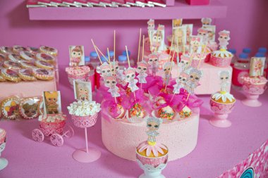 Pasta şefi pastayı zencefilli ev yapımı zencefilli kek şeklinde oyuncak bebek ile süslüyor. Kız bebekler gibi ev yapımı zencefilli çörekler. Kızlar için Lol doğum günü pastası .