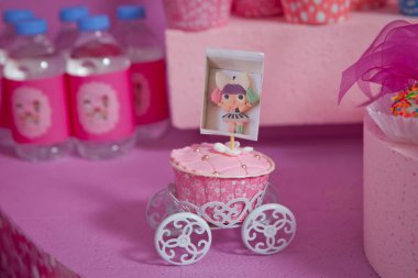 Pasta şefi pastayı zencefilli ev yapımı zencefilli kek şeklinde oyuncak bebek ile süslüyor. Kız bebekler gibi ev yapımı zencefilli çörekler. Kızlar için Lol doğum günü pastası .