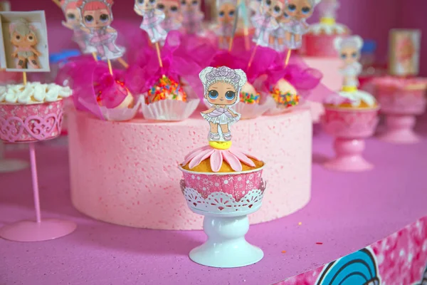 Pastelero decora un pastel con jengibre casero de jengibre estilo lol muñeca. Vista superior de pan de jengibre casero como muñecas de niña. Lol pastel de cumpleaños para niñas  . — Foto de Stock