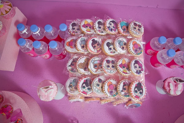 Kekse lol. Plastikflasche lol. Konditor dekoriert einen Kuchen mit Ingwer hausgemachte Lebkuchen-Stil Puppe lol . — Stockfoto