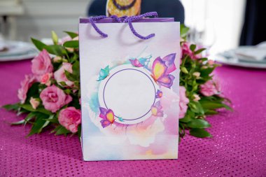 Beyaz kese kağıdı. Beyaz arka planda kağıt torba. Tasarım için maket. Azerbaycan şehrinde bebek isimlerinin çizgi filmlerle süslenmesi .