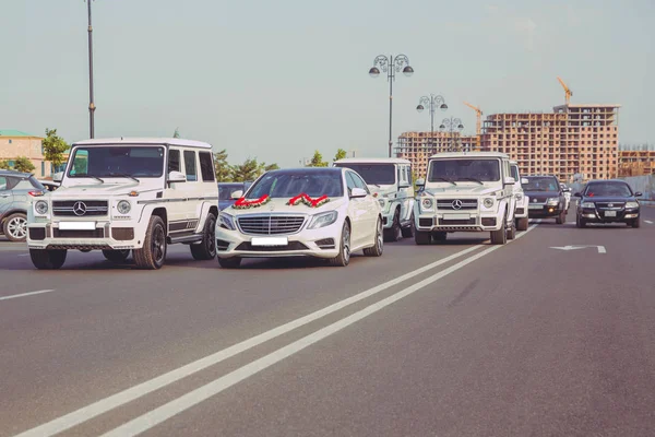 Bakü şehir merkezinde düğün korteji. arabanın başında düğün korteji. Kırmızı ve beyaz çiçek buketi. Düğün araba dekorasyon closeup görüntü . Road. Düğün kortejinin bir parçası olarak sokak . — Stok fotoğraf