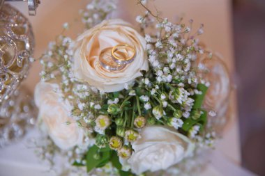 Alyanslar üzerinde Yüzükler . Şık beyaz düğün çiçeği .