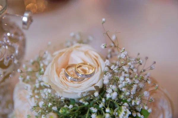 Alyanslar üzerinde Yüzükler . Şık beyaz düğün çiçeği .