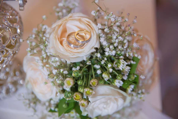 Alyanslar üzerinde Yüzükler . Şık beyaz düğün çiçeği .