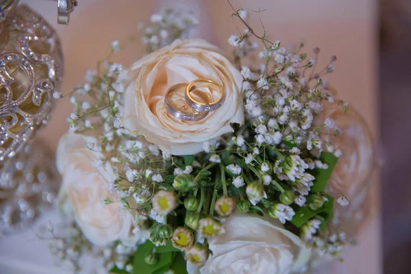 Ringen op bruiloft boeketten. Stijlvolle witte bruiloft bloem . — Stockfoto