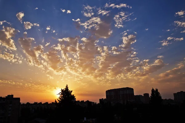 Foto instantánea, imagen tonificada. Hermoso cielo tormentoso al atardecer. Fondo nublado abstracto. Colores al atardecer. nube negra. Naranja y Amarillo Colores Puesta de sol . — Foto de Stock