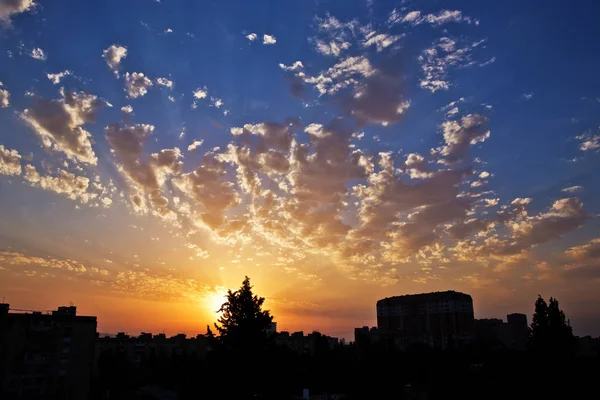 Foto instantánea, imagen tonificada. Hermoso cielo tormentoso al atardecer. Fondo nublado abstracto. Colores al atardecer. nube negra. Naranja y Amarillo Colores Puesta de sol . — Foto de Stock