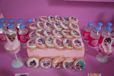 Pasta şefi pastayı zencefilli ev yapımı zencefilli kek şeklinde oyuncak bebek ile süslüyor. Kız bebekler gibi ev yapımı zencefilli çörekler. Kızlar için Lol doğum günü pastası .