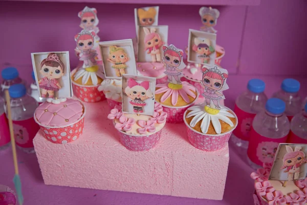 Konditor dekoriert einen Kuchen mit Ingwer hausgemachte Lebkuchen-Stil Puppe lol. Blick von oben auf selbst gebackene Lebkuchen wie Mädchen Puppen. lol Geburtstagstorte für Mädchen . — Stockfoto