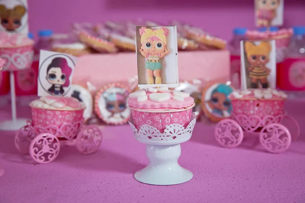 Konditor dekoriert einen Kuchen mit Ingwer hausgemachte Lebkuchen-Stil Puppe lol. Blick von oben auf selbst gebackene Lebkuchen wie Mädchen Puppen. lol Geburtstagstorte für Mädchen . — Stockfoto