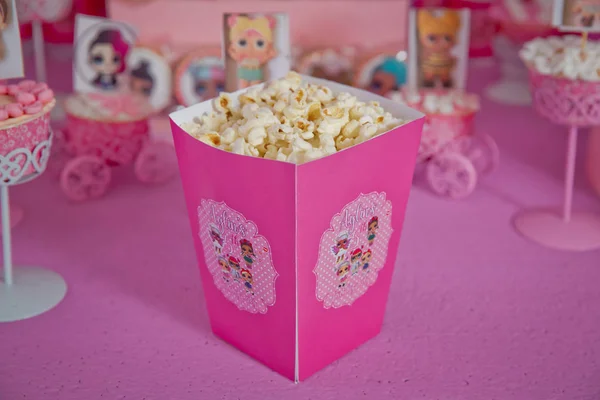 Breite klassische Schachtel Theater-Popcorn isoliert auf rosa. einfache Dekoration von Babynamen mit lol-Cartoons in der Stadt Azerbaijan. dekorierter lol Tisch zum Geburtstag . — Stockfoto