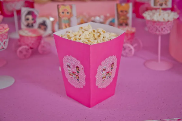 Eine große klassische Schachtel Theater-Popcorn isoliert auf rosa. einfache Dekoration von Babynamen mit lol-Cartoons in der Stadt Azerbaijan. dekorierter lol Tisch zum Geburtstag . — Stockfoto