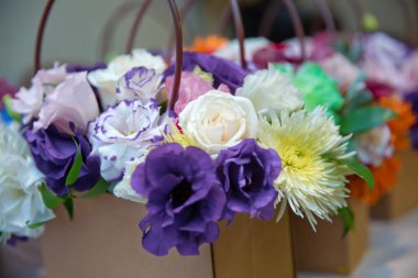 beyaz, mor güller. Mor, beyaz, sarı çiçekler. Mor, beyaz, sarı çiçek buketi .