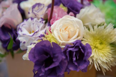 beyaz, mor güller. Mor, beyaz, sarı çiçekler. Mor, beyaz, sarı çiçek buketi .