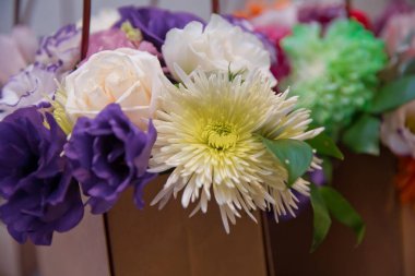 beyaz, mor güller. Mor, beyaz, sarı çiçekler. Mor, beyaz, sarı çiçek buketi .