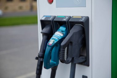 Elektrikli araçlar yakın çekim şarj etmek için iki tabanca ile panel. Şarj cihazı ile eko araba için elektrik şarj istasyonu şehir sokak açık araç içine elektrik şarj etmek . Elektrikli araba şarj cihazı 