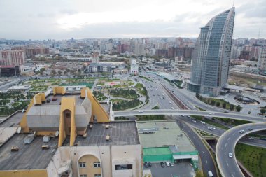 Köprüler, yollar. Üst görünüm . Şehirde karayolu ve üst geçit havadan görünümü . Hafif trafik ile şehirde kentsel yüksek yol kavşağı ve kavşak üstgeçit havadan fotoğraf