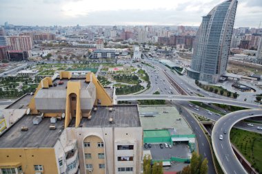 Köprüler, yollar. Üst görünüm . Şehirde karayolu ve üst geçit havadan görünümü . Hafif trafik ile şehirde kentsel yüksek yol kavşağı ve kavşak üstgeçit havadan fotoğraf