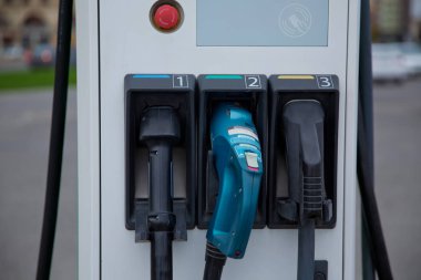 Elektrikli araçlar yakın çekim şarj etmek için iki tabanca ile panel. Şarj cihazı ile eko araba için elektrik şarj istasyonu şehir sokak açık araç içine elektrik şarj etmek . Elektrikli araba şarj cihazı 