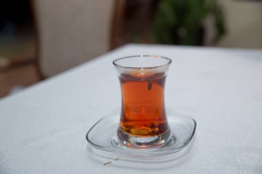 Azerbaycan geleneksel armudu armut şeklinde cam çay . Vintage beyaz masa ile Azerbaycan siyah çay . Armut şeklinde cam siyah türk çayı, armudu fincan geleneksel Azerbaycan aromatik çay .