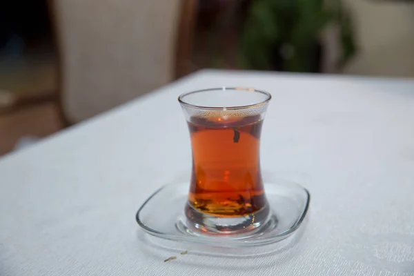 Tee in Azerbaijani traditionellen Armudu birnenförmigen Glas. Azerbaijan schwarzer Tee mit weißem Tisch. schwarzer türkischer Tee in Birnenform Glas, traditioneller azerbaijani aromatischer Tee in Armuduschale . — Stockfoto