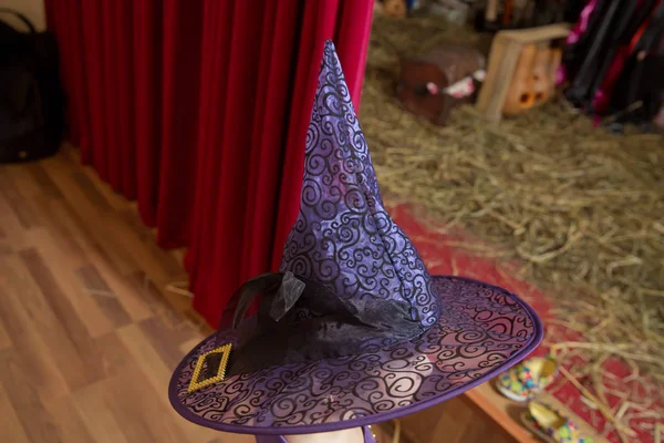 Preparación para la celebración de Halloween. Sombrero de bruja púrpura  . — Foto de Stock