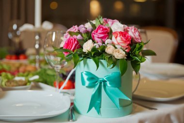 Yuvarlak kutusunda pembe, beyaz, sarı ve kırmızı çiçeklergüzel buketleri . Yuvarlak yeşil kutuda kırmızı ve mor çiçek buketi .