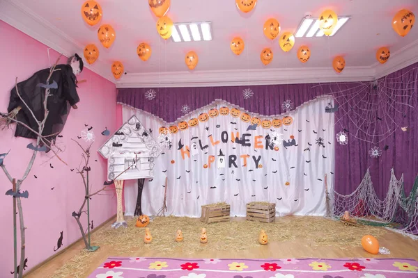 Fiesta de Halloween. Fiesta de Halloween en el jardín de infantes. Abstracto muro de ladrillo de fondo Halloween. Feliz fiesta de Halloween  . — Foto de Stock