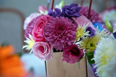 Pembe, beyaz, sarı çiçek buketi. beyaz, mor güller. Mor, beyaz, sarı çiçekler.