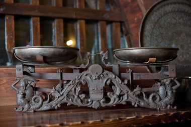 Dökme demir ve pirinç, Azerbaycan'da yapılmıştır. ahşap bir masa üzerinde vintage tartım terazisi . Bir vintage genel mağaza pirinç tepsiler ile Antik ölçüm ölçeği. Antika vintage denge terazileri,