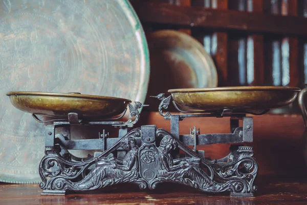 Чугун и латунь, изготовленные в Азербайджане. Винтажные весы на деревянном столе. Антикварная измерительная шкала с латунными подносами в винтажном магазине. Антикварные весы винтажного баланса , — стоковое фото