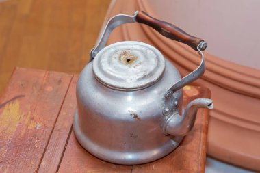 Eski bir hafif hasarlı alüminyum su ısıtıcısı . eski moda alüminyum su ısıtıcısı üst . büyük çaydanlık su ısıtıcısı alüminyum . Kapaklı eski alüminyum çaydanlık .