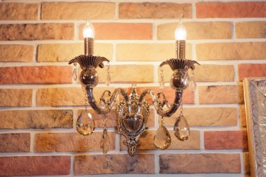Vintage duvar lambası izole - Resim . Arka planda sarı tuğla