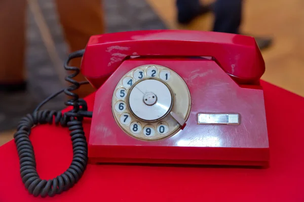 Contáctenos Concepto. Vida con teléfono rojo retro en mesa roja de madera sobre fondo grunge. Teléfono analógico vintage antiguo rojo marcando o desplazando el teléfono en la mesa roja . —  Fotos de Stock