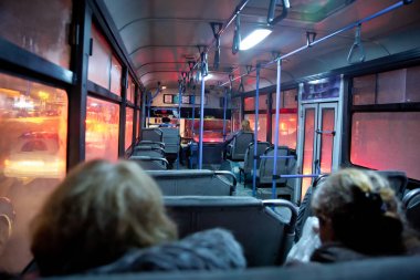  otobüste ana toplu taşıma yolcuları. Eski halk otobüsünde insanlar, otobüsün içinden görünümü . Seçici odak ve bulanık arka planda rahat bir otobüste oturan insanlar.