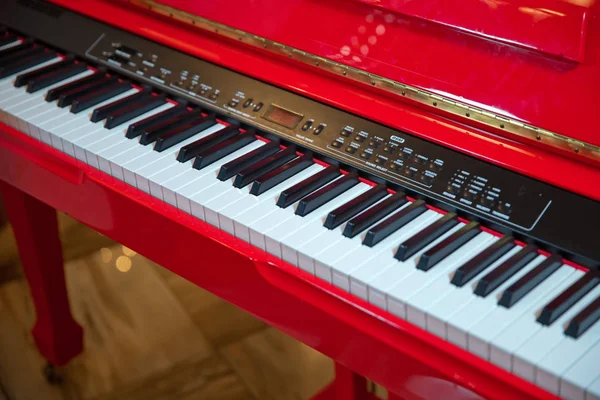 Musikhintergrund in breitem Panorama-Bannerformat, ausgewählter Fokus, enge Schärfentiefe. rote Klaviertastatur mit glänzenden schwarzen und weißen Tasten als — Stockfoto