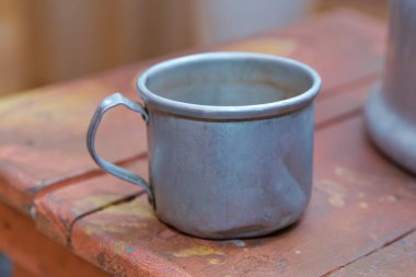 Boş paslanmaz çelik bardak . Metal bardak, kupa. Gerçekçi Metalik Krom, Gümüş Fincan İzole . Eski alüminyum bardak.