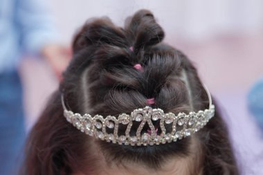 Başında bir taç ile uzun dalgalı saçları ile güzel şık sarışın kız. Başında bir taç ile uzun dalgalı saçlı güzel şık sarışın kız .