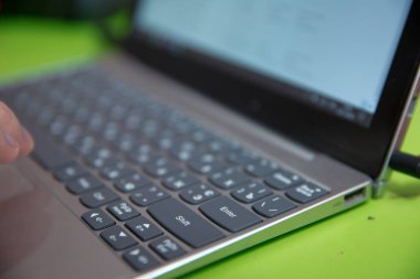 İş adamı dizüstü bilgisayarda yazıyor . dizüstü bilgisayar cihazları ile çalışan ve dijital bilgisayar kullanarak eller işadamı .