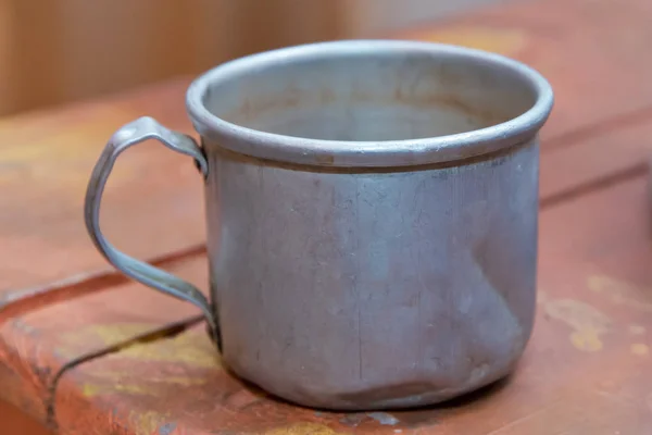 Порожня чашка з нержавіючої сталі. Металева чашка, кухоль. Реалістичний металевий хром, срібний стаканчик ізольований. Старий алюмінієвий Кубок. — стокове фото