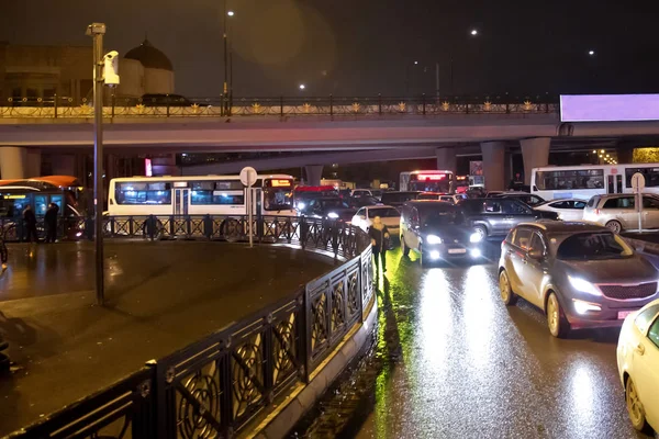 Bakü'de akşam saatlerinde şehir merkezindeki caddelerden birinde trafik sıkışıklığı. Yoğun saatlerde sokakta araba kuyruğu . Trafik sıkışıklığı saatinde . — Stok fotoğraf