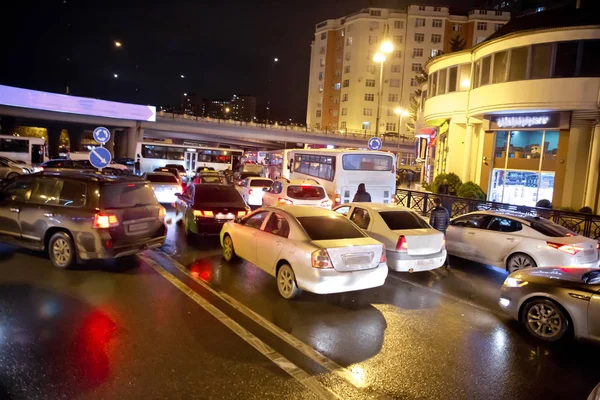 Bakü'de akşam saatlerinde şehir merkezindeki caddelerden birinde trafik sıkışıklığı. Yoğun saatlerde sokakta araba kuyruğu . Trafik sıkışıklığı saatinde . — Stok fotoğraf