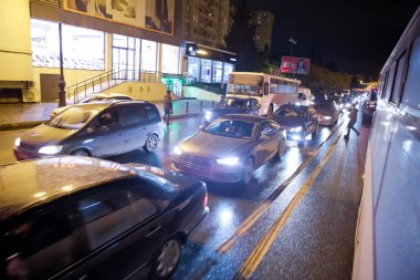 Bakü'de akşam saatlerinde şehir merkezindeki caddelerden birinde trafik sıkışıklığı. Yoğun saatlerde sokakta araba kuyruğu . Trafik sıkışıklığı saatinde .